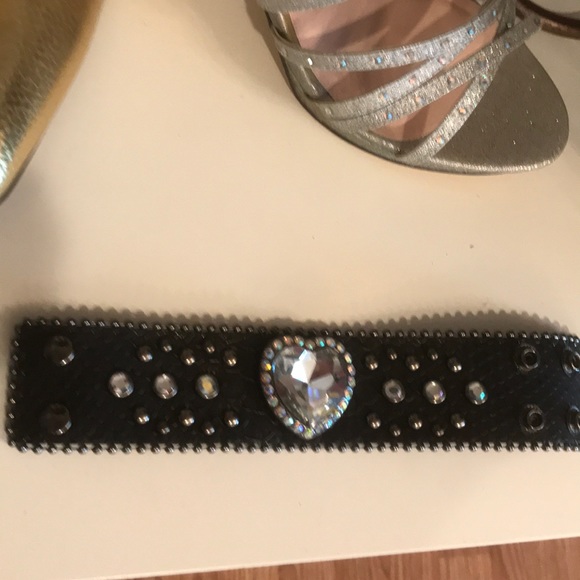 LEATHER CUFF BRACELET WITH HEART RHINESTONE - Picture 4 of 8